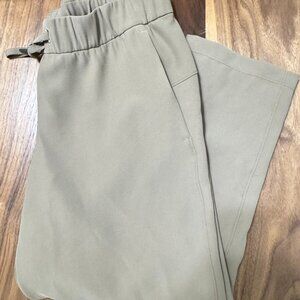 Lululemon On the Fly Crop Woven 23' Size 8